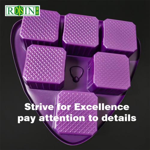 Bouteille d'emballage personnalisée jetable en plastique violet triangulaire avec 5 grilles carrées pour fruits secs et base d'insertion
